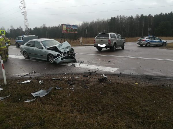 Wypadek na trasie Grajewo - Mońki. Dwie osoby trafiły do szpitala
