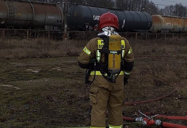 Rozszczelniła się cysterna z metanolem. Na pomoc ruszyło kilka zastępów strażaków