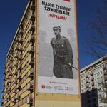 Bilboardy z "Łupaszką" na białostockich wieżowcach