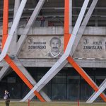 Galeria Sław Jagiellonii Białystok. Na fasadach stadionu znalazły się fotografie 19 osób