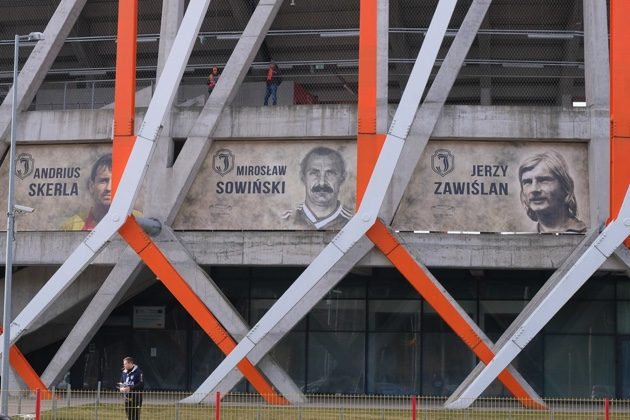 Galeria Sław Jagiellonii Białystok. Na fasadach stadionu znalazły się fotografie 19 osób