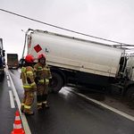 Auto wpadło w poślizg i uderzyło w słup energetyczny