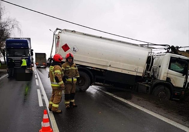 Auto wpadło w poślizg i uderzyło w słup energetyczny