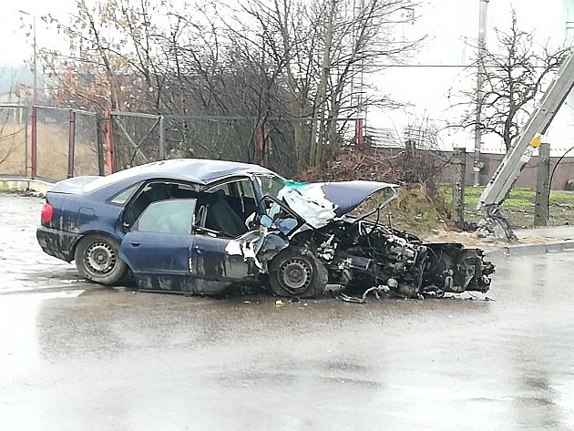 Stracił panowanie nad autem i uderzył w słup elektryczny