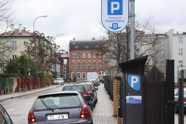 Miasta rezygnują ze stref płatnego parkowania. Co na to Białystok?