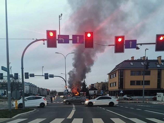 Przy ul. Wiejskiej płonie budynek