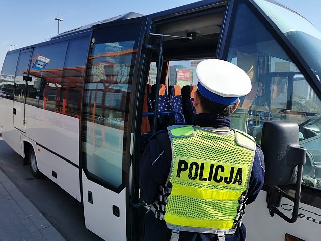 Autobusy do kontroli. Policja sprawdza, czy zajęta jest tylko połowa miejsc