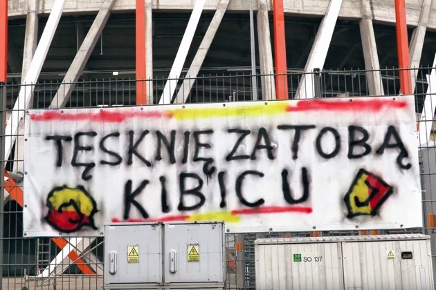 Jagiellonia tęskni za kibicami. Klub wywiesił transparenty i rozesłał e-maile [WIDEO]