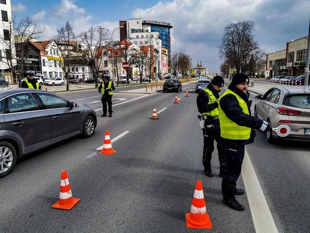 Pouczenia i mandaty za łamanie zakazu zgromadzeń