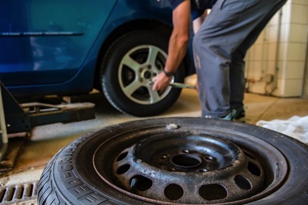 Mandaty za korzystanie z myjni. Za wymianę opon także? Motoryzacyjne związki apelują