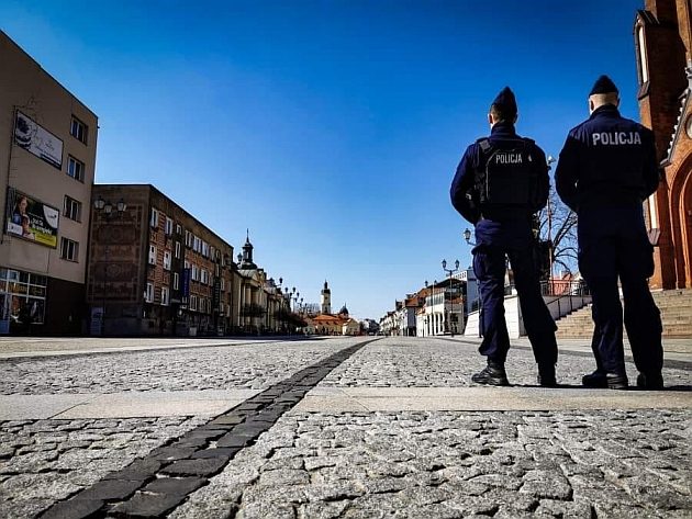 Kolejne pouczenia i mandaty za łamanie zakazu zgromadzeń