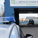 Dziewczynki połknęły środek żrący. Policjanci eskortowali je do szpitala