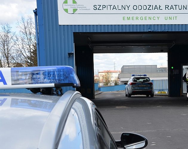 Dziewczynki połknęły środek żrący. Policjanci eskortowali je do szpitala