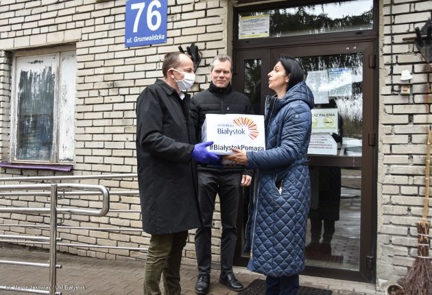 Wciąż ich brakuje. Miasto przekazało 20 tys. maseczek