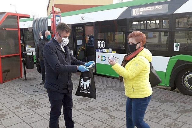 Białostoccy seniorzy apelują o maseczki i rękawiczki. W innych gminach je rozdawano