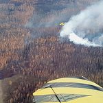 Śmigłowiec gaśniczy z Katowic, strażacy z Krakowa i Poznania, wojsko - na pomoc Biebrzy