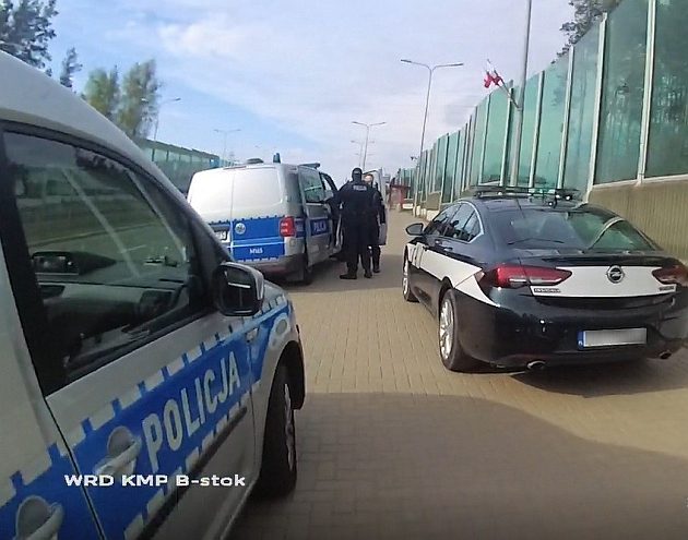 Ul. Kazimierza Wielkiego. Zatrzymany rzucał w policjantów nożami