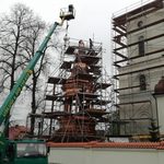 Specjalistyczny dźwig osadzi nowy hełm na wieżę kościoła