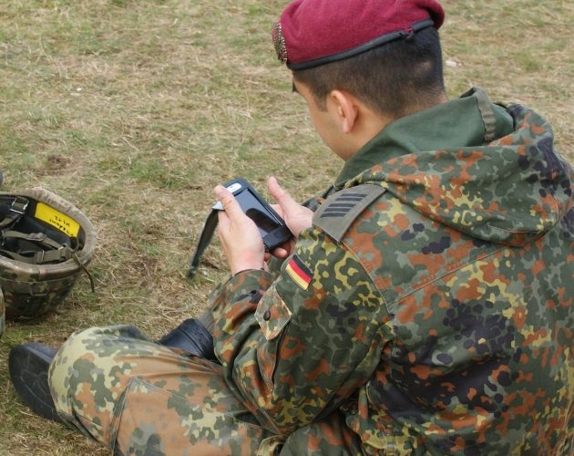 Oszustwo na "niemieckiego żołnierza". Kobieta przelała tysiące