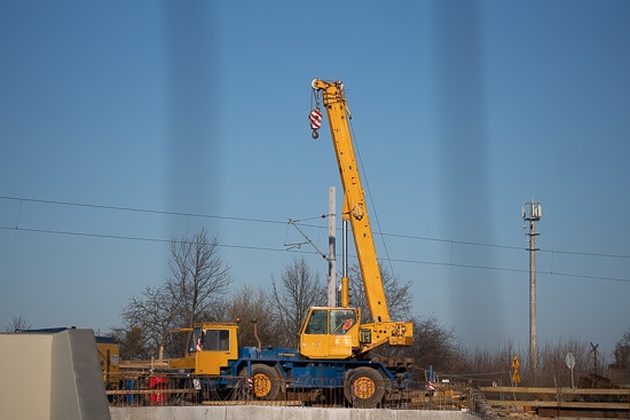 Dwupasmowy wiadukt nad torami. Wykonawca może zaczynać prace