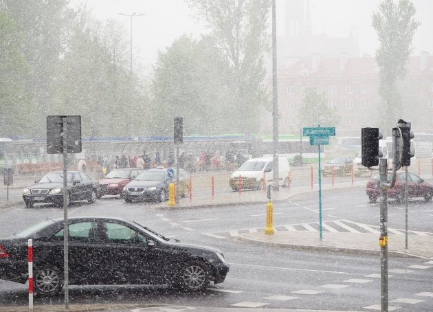 Synoptycy ostrzegają: będą burze z gradem i śnieg