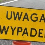 Ciągnik wywrócił się. Jedna osoba w szpitalu