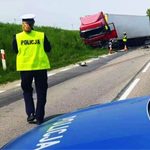 Czołowe zderzenie z ciężarówką na krajowej "61". Kierowca osobówki nie żyje