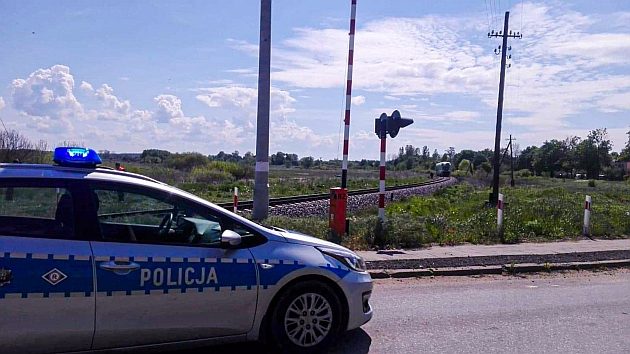 Wypadek na torach. Kobieta po potrąceniu przez pociąg trafiła do szpitala