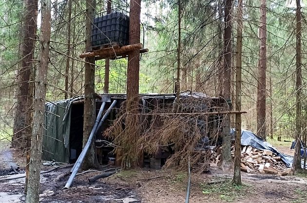 Produkował alkohol na dużą skalę. Leśna bimbrownia rozbita