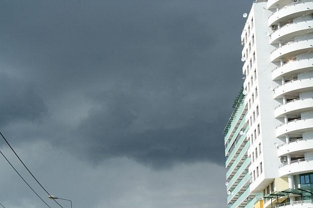 Ciemne chmury nad miastem. Synoptycy prognozują burze z gradem