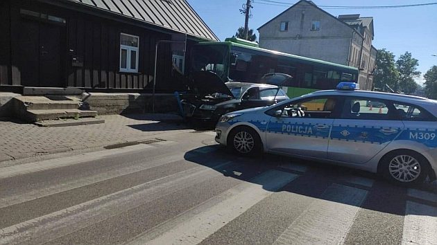 Nie ustąpiła pierwszeństwa przejazdu. Dwie osoby trafiły do szpitala