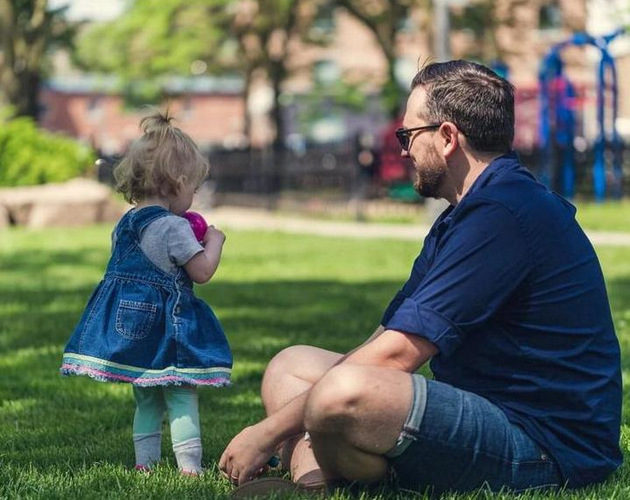 Mama do pracy, a tata z dzieckiem w domu – jakie świadczenia im przysługują?