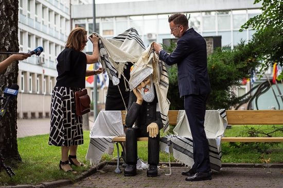 Ławka z siedzącym samotnie Żydem na obchody "czarnego piątku" [ZDJĘCIA]