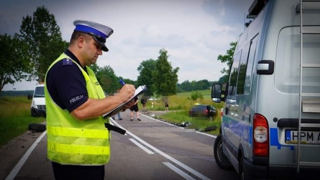 Zderzyły się trzy pojazdy, jedna osoba w szpitalu. Droga jest zablokowana