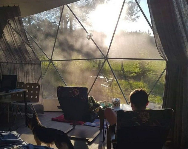 Namiot z klimatyzacją i gorącą wodą w środku lasu? Właśnie to oferuje glamping