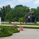 Ogród Branickich. Psy sikają po rzeźbach, a dzieci czepiają się na pawilonie