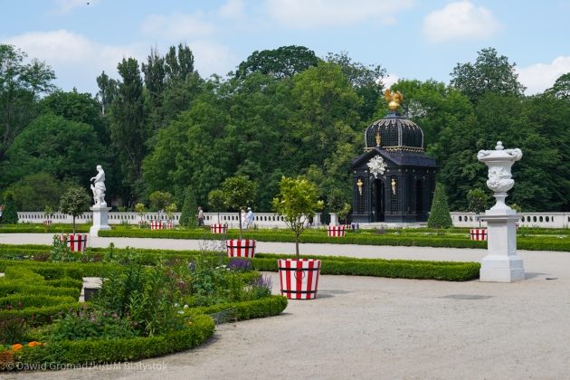 Ogród Branickich. Psy sikają po rzeźbach, a dzieci czepiają się na pawilonie