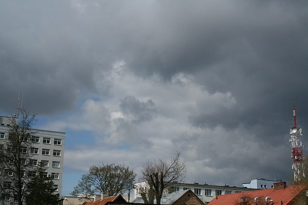 Ciemne chmury zwiastunem deszczu. Burze przejdą nad Podlasiem