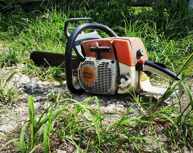 Kobieta rozcięła rękę piłą mechaniczną. Policja ją eskortowała