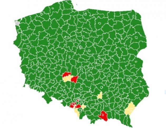 Od soboty powrót maseczek na zewnątrz. Czy jesteśmy oznaczeni na czerwono na mapie Polski?