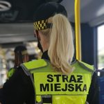 Białostoczanie lekceważą obostrzenia. Strażnicy kontrolują autobusy