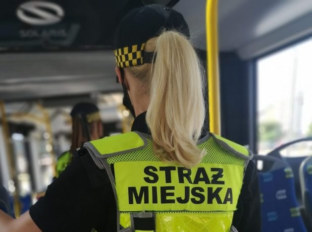 Białostoczanie lekceważą obostrzenia. Strażnicy kontrolują autobusy