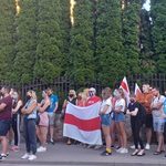 Akcja solidarności z Białorusią. Kwiaty i znicze pod konsulatem w Białymstoku