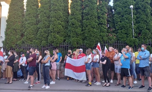 Akcja solidarności z Białorusią. Kwiaty i znicze pod konsulatem w Białymstoku