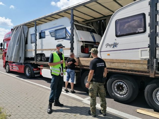 Przyczepy kempingowe pod plandeką. Nielegalny przewóz zatrzymany przez WITD