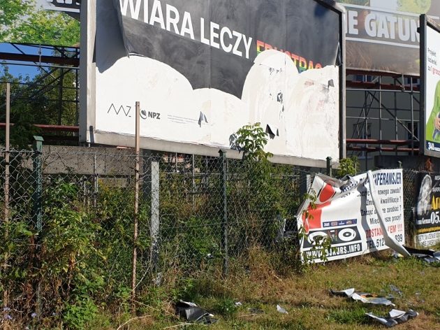 Zerwany billboard przy ul. Sienkiewicza. Mieszkańcy przeciwni kontrowersyjnej akcji?