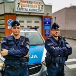 Dzieci napiły się nabłyszczacza do zmywarek. Policja eskortowała je do szpitala