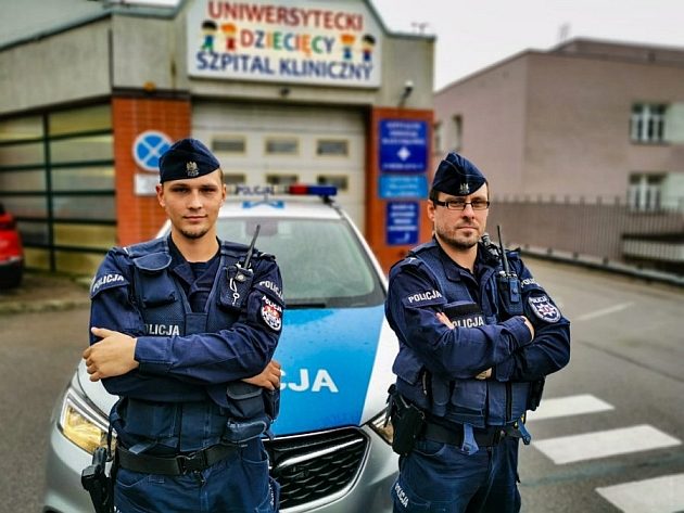 Dzieci napiły się nabłyszczacza do zmywarek. Policja eskortowała je do szpitala