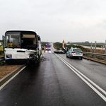 Wypadek z udziałem osobówki i gimbusa. Zginął kierowca