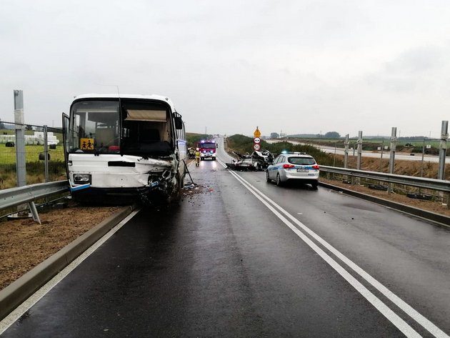 Wypadek z udziałem osobówki i gimbusa. Zginął kierowca